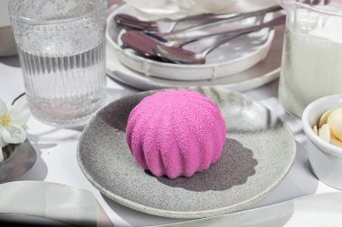 Kremalı pasta. Masada kadifeyle kaplı güzel bir pasta. Şekerleme, kahve dükkanı.