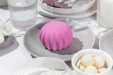 Kremalı pasta. Masada kadifeyle kaplı güzel bir pasta. Şekerleme, kahve dükkanı.