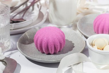 Kremalı pasta. Masada kadifeyle kaplı güzel bir pasta. Şekerleme, kahve dükkanı.