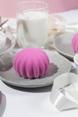 Kremalı pasta. Masada kadifeyle kaplı güzel bir pasta. Şekerleme, kahve dükkanı.