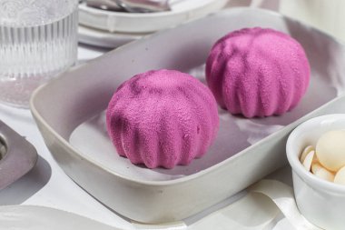 Kremalı pasta. Masada kadifeyle kaplı güzel bir pasta. Şekerleme, kahve dükkanı.