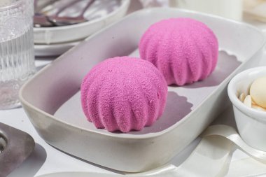 Kremalı pasta. Masada kadifeyle kaplı güzel bir pasta. Şekerleme, kahve dükkanı.