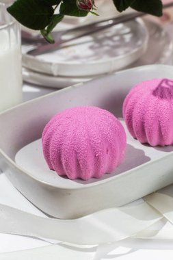 Kremalı pasta. Masada kadifeyle kaplı güzel bir pasta. Şekerleme, kahve dükkanı.