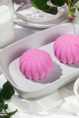 Kremalı pasta. Masada kadifeyle kaplı güzel bir pasta. Şekerleme, kahve dükkanı.