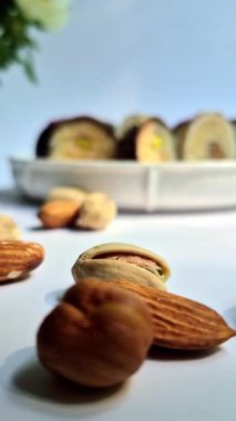 Beyaz tabakta el yapımı yuvarlak çikolatalı şekerler. Şekersiz çikolata. Sağlıklı tatlı.