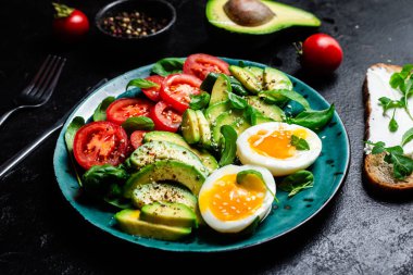 Tabakta Avokado, Yumurta ve Domatesle Sağlıklı Kahvaltı