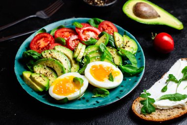 Tabakta Avokado, Yumurta ve Domatesle Sağlıklı Kahvaltı