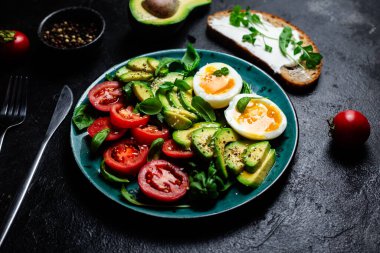 Tabakta Avokado, Yumurta ve Domatesle Sağlıklı Kahvaltı