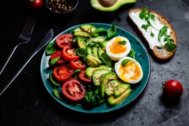 Tabakta Avokado, Yumurta ve Domatesle Sağlıklı Kahvaltı