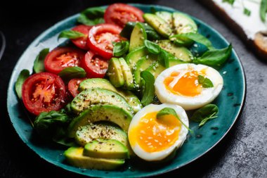 Tabakta Avokado, Yumurta ve Domatesle Sağlıklı Kahvaltı