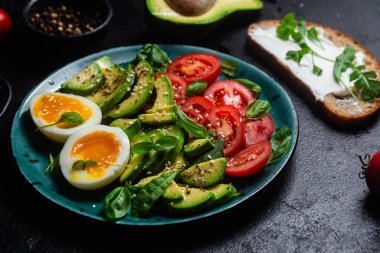 Tabakta Avokado, Yumurta ve Domatesle Sağlıklı Kahvaltı