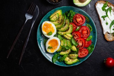 Tabakta Avokado, Yumurta ve Domatesle Sağlıklı Kahvaltı