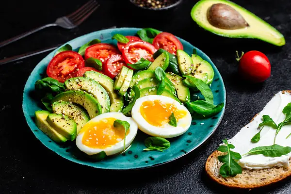 Tabakta Avokado, Yumurta ve Domatesle Sağlıklı Kahvaltı