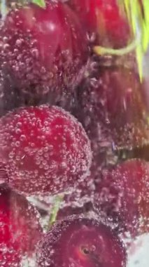 Suyun içinde olgun kırmızı kirazlar.