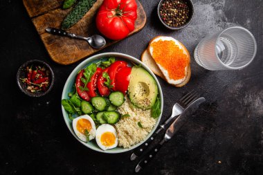 Sofrada haşlanmış yumurta ve sebzeli kuskus.