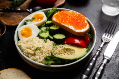 Sofrada haşlanmış yumurta ve sebzeli kuskus.