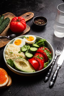 Sofrada haşlanmış yumurta ve sebzeli kuskus.