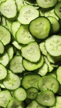 Salatalıklar yakın çekimde daire şeklinde kesilir. Salatalık dilimleri makro