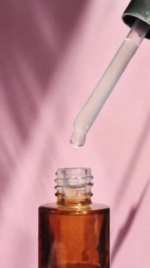 Yakından pipetten damlayan yüz serumu. Şişede pipetli yüz için bir damla serum Milk Serum.