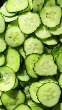 Salatalıklar yakın çekimde daire şeklinde kesilir. Salatalık dilimleri makro