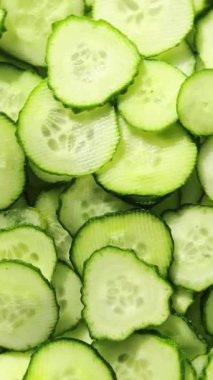 Salatalıklar yakın çekimde daire şeklinde kesilir. Salatalık dilimleri makro