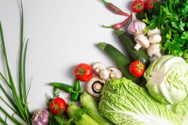 Beyaz arka planda taze sebze çeşitleri, sağlıklı beslenme konsepti.