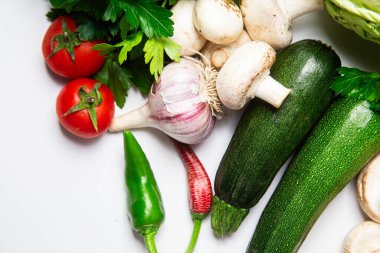 Beyaz arka planda taze sebze çeşitleri, sağlıklı beslenme konsepti.