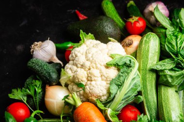 Koyu arkaplanda taze sebze çeşitleri