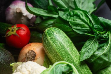 Koyu arkaplanda taze sebze çeşitleri