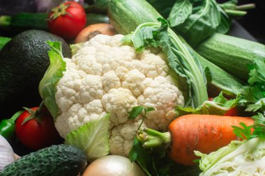 Koyu arkaplanda taze sebze çeşitleri