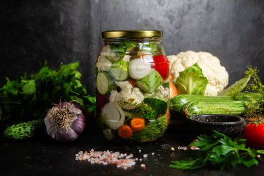 Taze malzemeli bir kavanoz turşulu sebze.