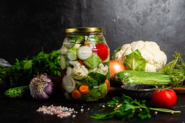 Taze malzemeli bir kavanoz turşulu sebze.