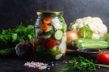 Taze malzemeli bir kavanoz turşulu sebze.