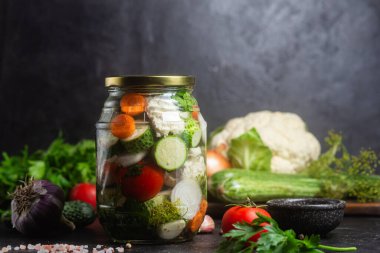 Taze malzemeli bir kavanoz turşulu sebze.