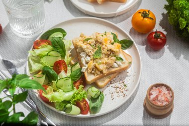 Yağda yumurtalı ekmek, salatalık, domates ve otla birlikte. Beyaz arka plan. Sağlıklı kahvaltı.