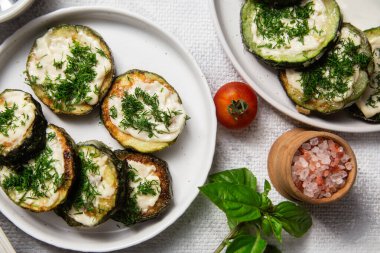 Beyaz tabakta sarımsak soslu kızarmış kabak.