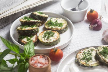 Beyaz tabakta sarımsak soslu kızarmış kabak.