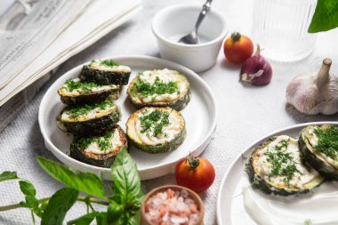 Beyaz tabakta sarımsak soslu kızarmış kabak.