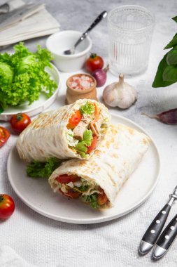 Hafif arka planda tavuk ve taze sebzelerle Shawarma 'nın iştahı açıldı.