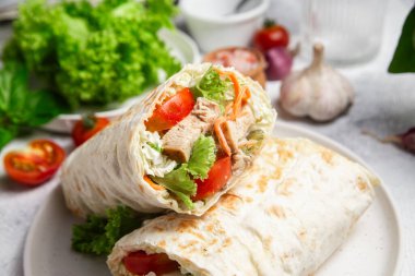 Hafif arka planda tavuk ve taze sebzelerle Shawarma 'nın iştahı açıldı.