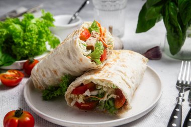 Hafif arka planda tavuk ve taze sebzelerle Shawarma 'nın iştahı açıldı.