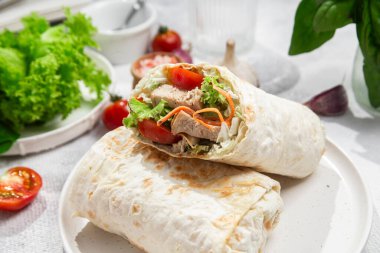 Hafif arka planda tavuk ve taze sebzelerle Shawarma 'nın iştahı açıldı.