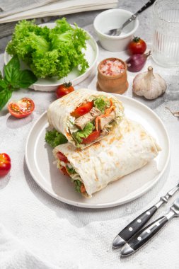 Hafif arka planda tavuk ve taze sebzelerle Shawarma 'nın iştahı açıldı.