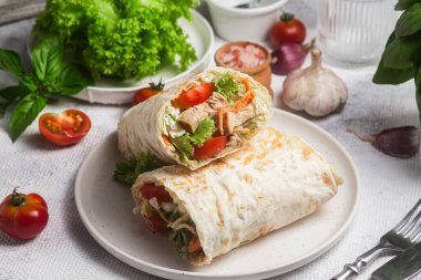 Hafif arka planda tavuk ve taze sebzelerle Shawarma 'nın iştahı açıldı.