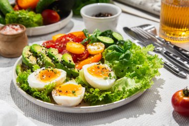 Avokado, Yumurta, Domates ve Salatalıklı Sağlıklı Salata Kasesi