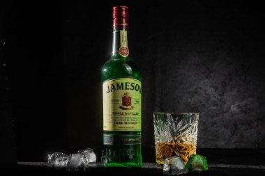 Karanlık bir arka planda bir şişe viski Jameson.