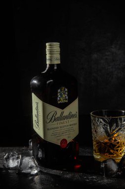 Siyah arka planda bir şişe Ballantine 's Whiskey.