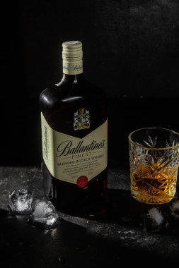 Siyah arka planda bir şişe Ballantine 's Whiskey.
