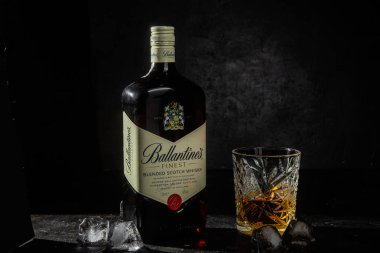 Siyah arka planda bir şişe Ballantine 's Whiskey.