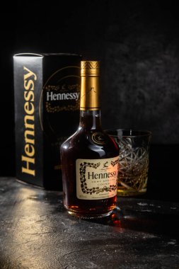 Hennessy vS konyağı, koyu bir arka planda hediye paketinde.